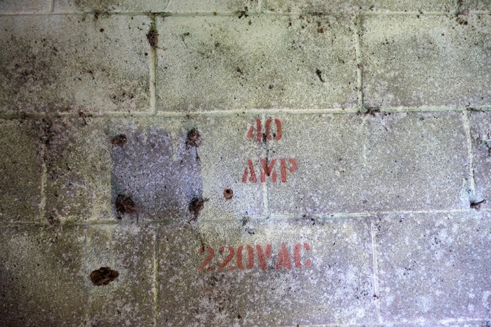 Closeup of wall with "40 AMP" and "220VAC" written on wall - PingBuCuoShan - 坪埔厝山