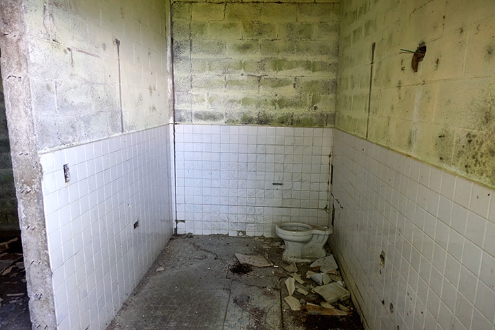 Old bathroom - toilet in corner - tiles fallen on floor - PingBuCuoShan - 坪埔厝山