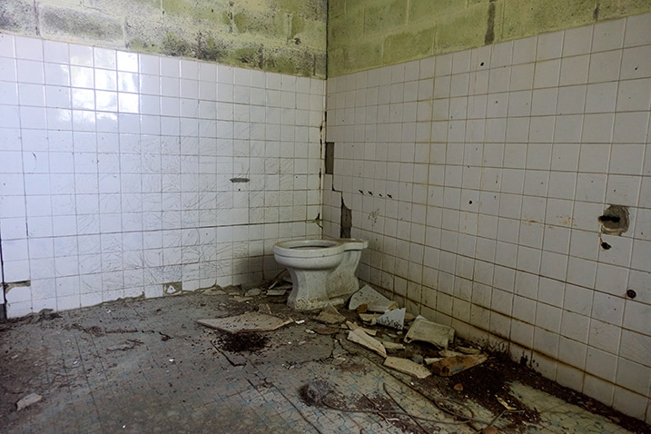 Old bathroom with toilet in corner - messy - PingBuCuoShan - 坪埔厝山
