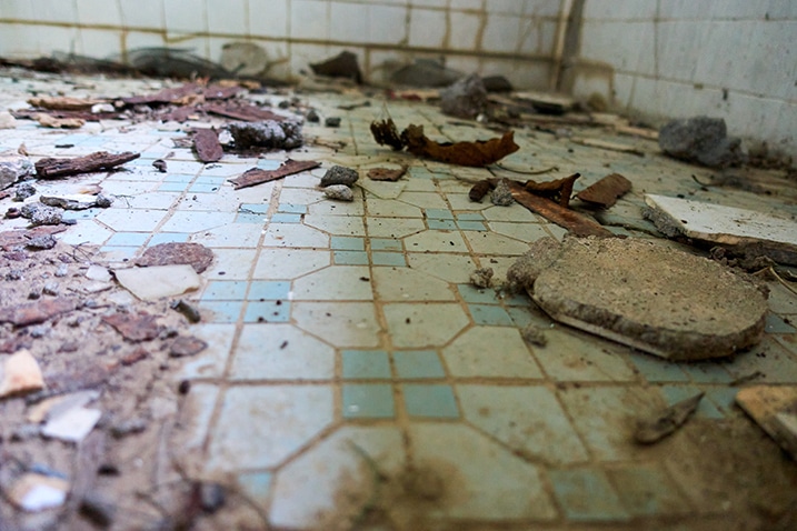 Old floor tile in bathroom - pieces of ceiling on floor - PingBuCuoShan - 坪埔厝山