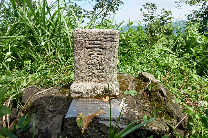 Closeup of PingBuCuoShan - 坪埔厝山 triangulation stone