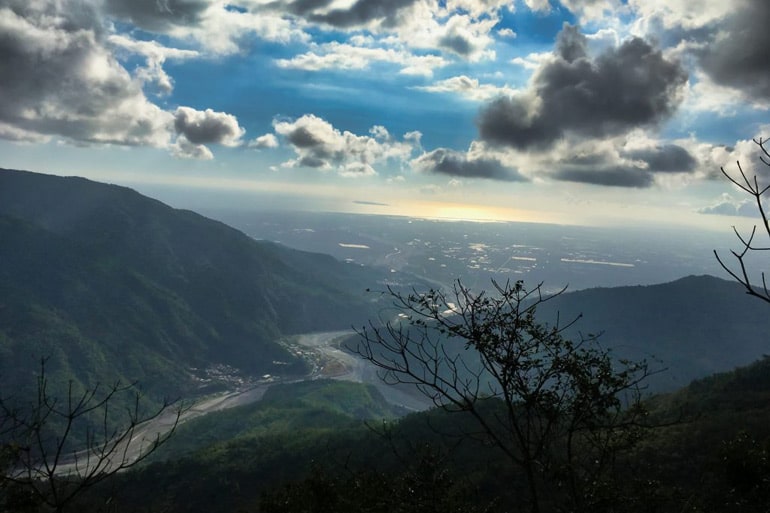 Looking out at the river and plains after climbing down from huyayushan-戶亞宇山