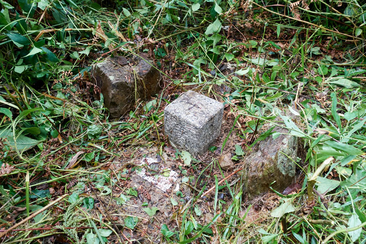 PenMaoLiShan - 盆貿里山 Peak marker between two stones