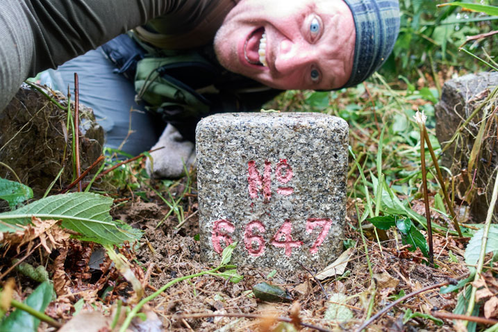 PenMaoLiShan - 盆貿里山 triangulation stone - mane behind it taking selfie - he looks happy
