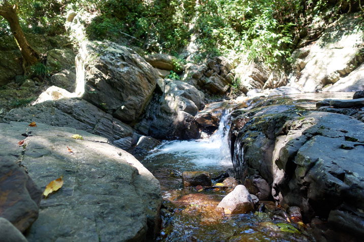 NuRengShan - 女仍山 stream - water flowing down a lot of rocks