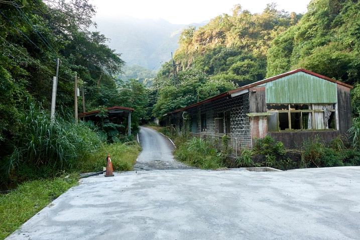 Road coming down into parking lot - old building on side - ZuMuShan 足母山