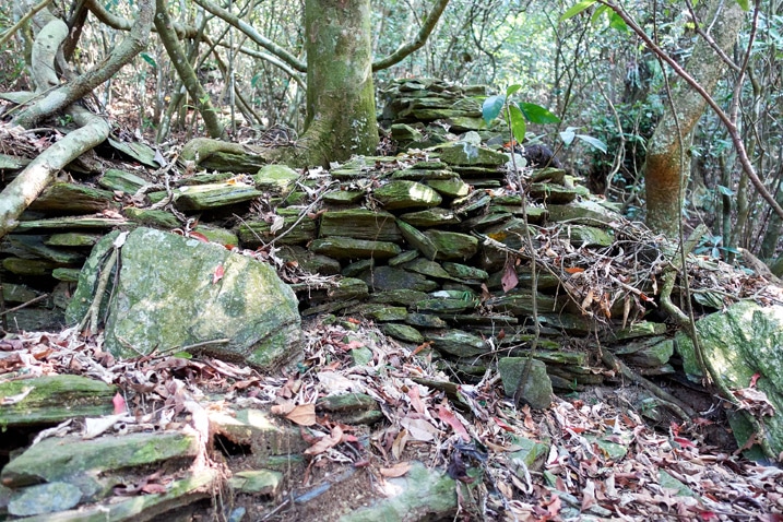 Rocks stacked for unknown purpose - ZuMuShan 足母山 