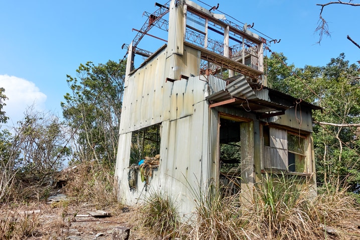 Abandoned watchtower on top of ZuMuShan 足母山 - Various angles