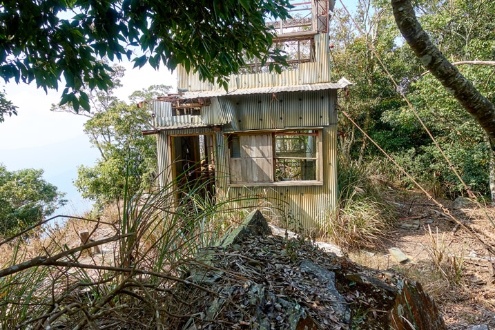 Abandoned watchtower on top of ZuMuShan 足母山 - Various angles