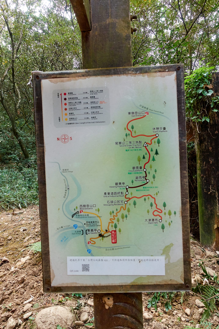 Map on mountain dirt road - WeiLiaoShan Hike – 尾寮山