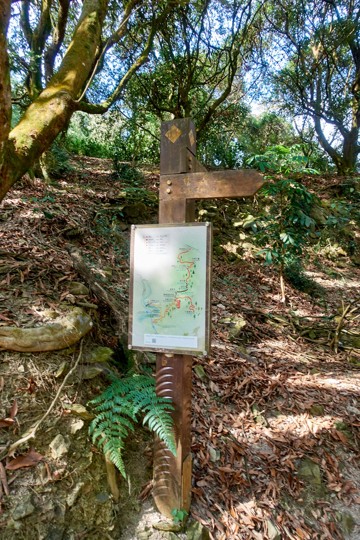 Sign and map on a trail - WeiLiaoShan Hike – 尾寮山