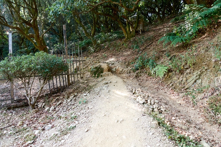 Trail going up next to fence - WeiLiaoShan Hike – 尾寮山