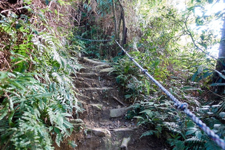 Rocky stairs and rope going up the mountain - WeiLiaoShan 尾寮山 trail