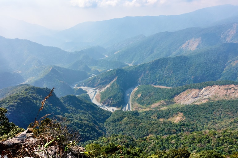 ZuMuShan featured image - mountains and rivers below