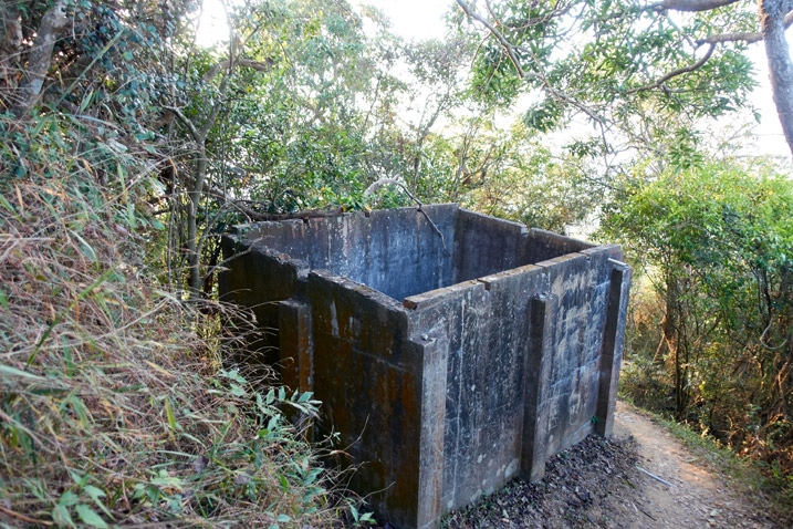 Old concrete water container structure - 旗月縱走