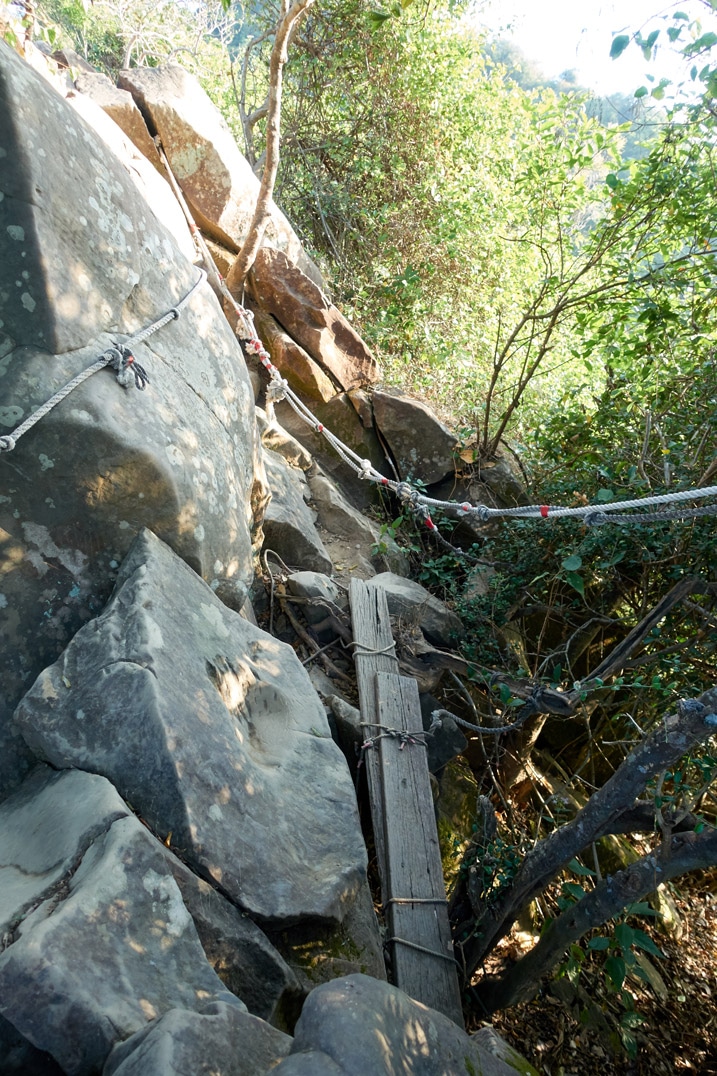 Rocky section of trail with ropes - 旗月縱走