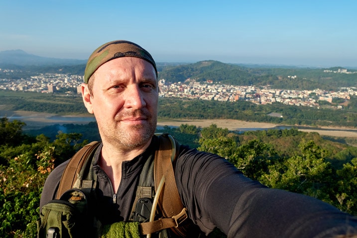 Man taking selfie on mountain ridge - city in background - 旗月縱走