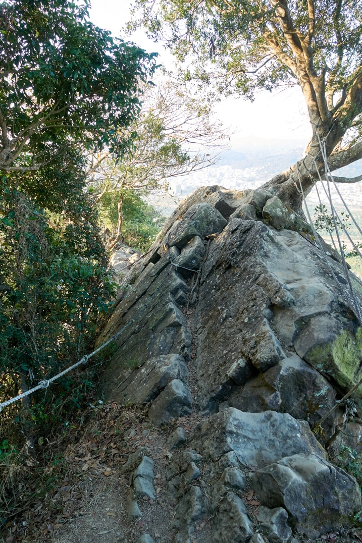 Rocky area with ropes - 旗月縱走