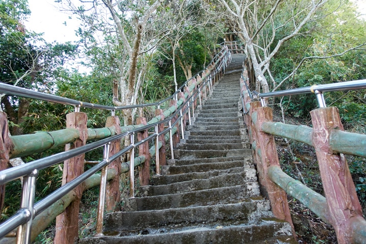 Stairs leading up to QiWeiShan 旗尾山 - 旗月縱走