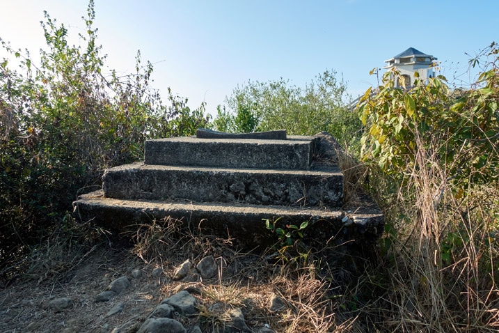 Closeup of concrete stair-like base of something that's now gone - 旗月縱走