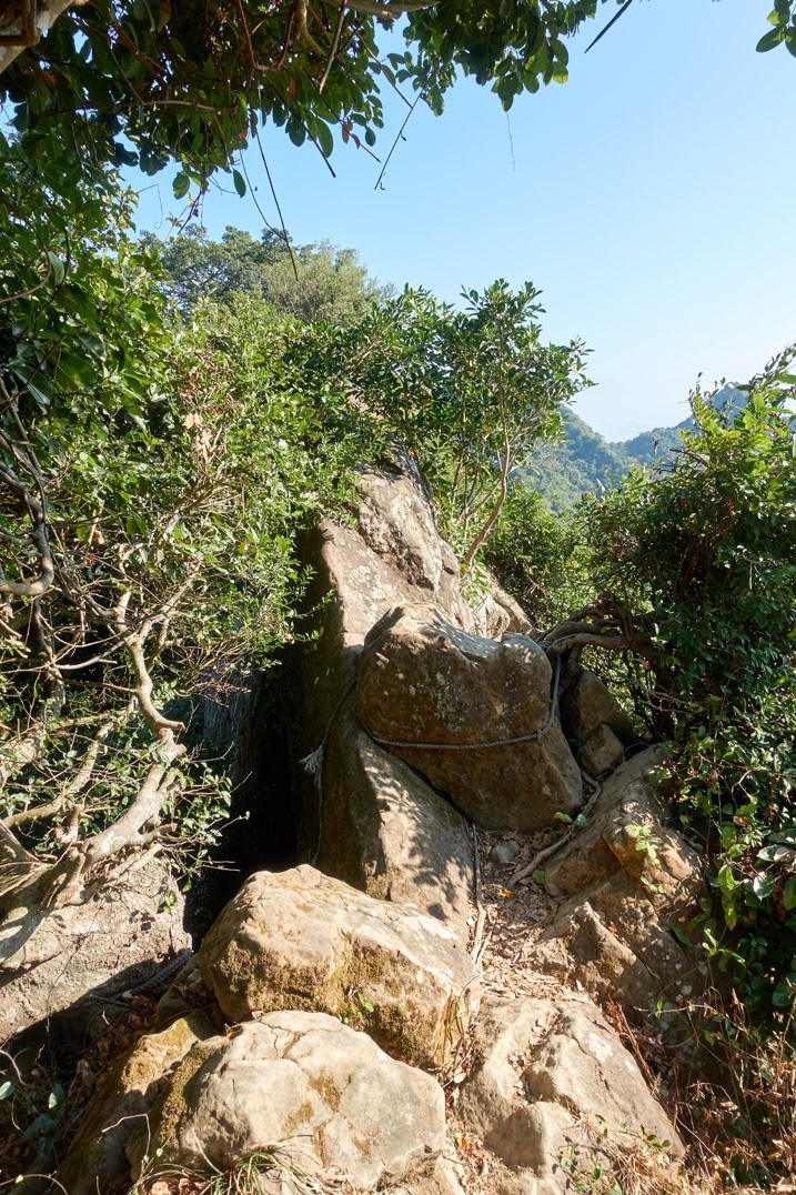 Rocky rope section of trail - 旗月縱走
