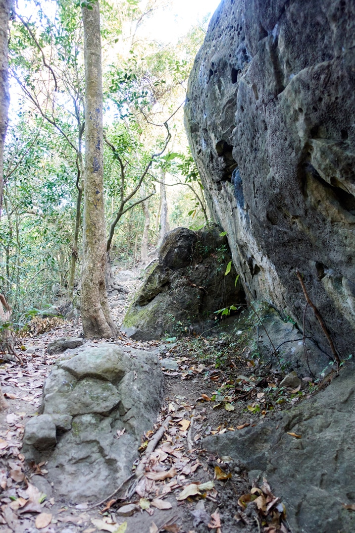 Large boulder with trail passing next to it - 旗月縱走