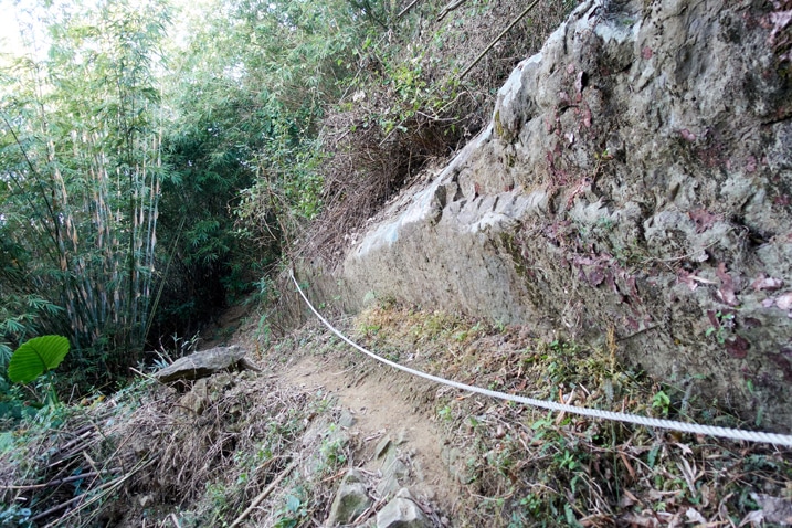 Trail with rope going alongside a rockface - 旗月縱走
