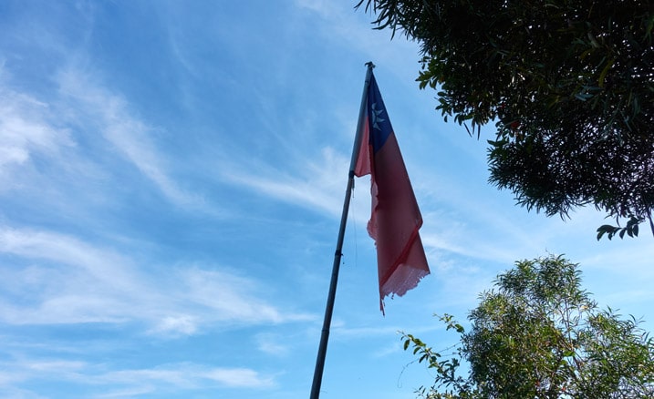 Taiwan flag on bamboo pole - blue sky and clouds - 旗月縱走 - 靈山