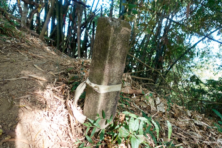 Stone pillar with old ribbon wrapped around it - 旗月縱走