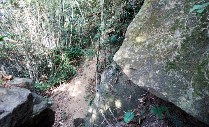 Rocky trail with rope - 旗月縱走