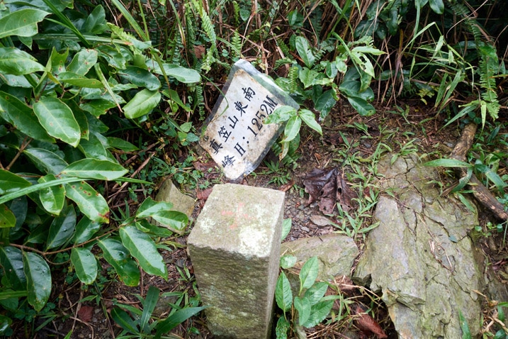Closeup of triangulation stone for ZhenLiShan Southeast Peak - 真笠山東南峰 - Sign behind it