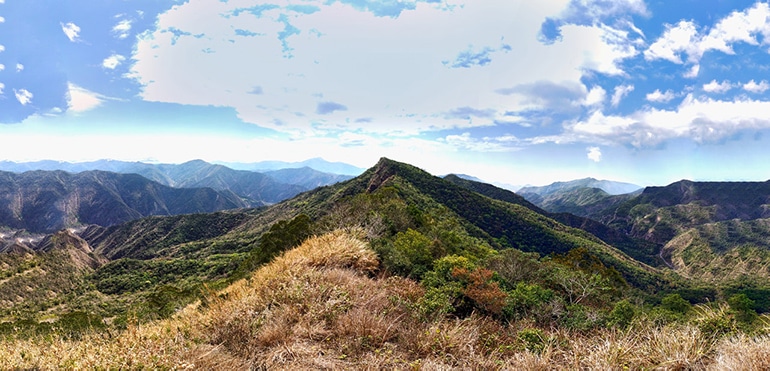 Large mountain landscape - blue sky and white clouds - BaCengBaMoShan 巴層巴墨山 via NeiWenShan 內文山