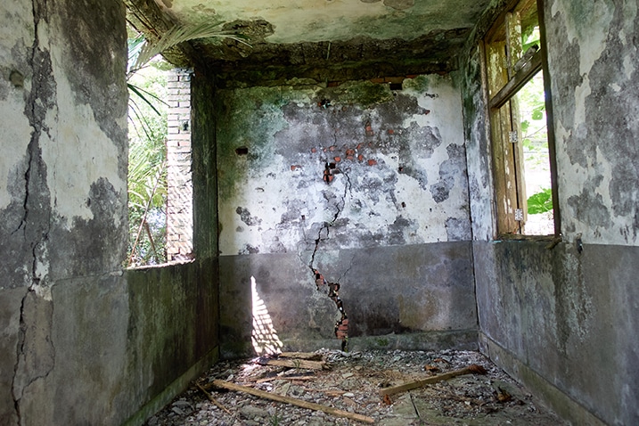 Inside abandoned building - windows on either side - brick wall has large crack - PingBuCuoShan - 坪埔厝山