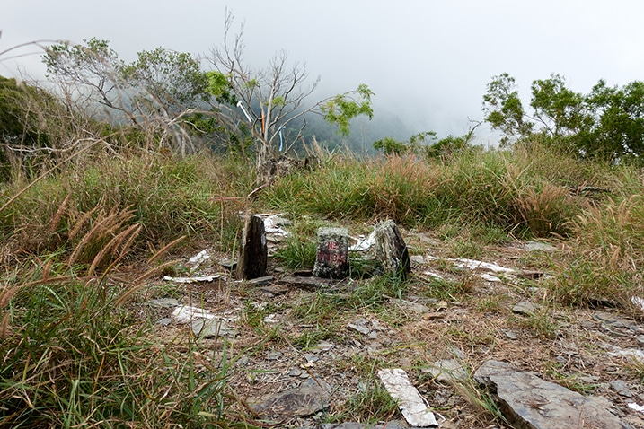 DeDeShan - 德德山 triangulation stone - two rocks flanking it